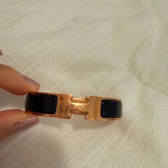 Black clic clac bangle with H buckle. - Picture 5 of 8
